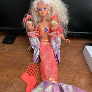 Mermaid skipper with 2 baby mermaids and comb